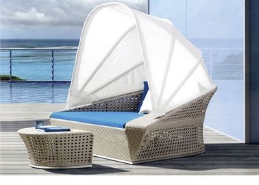 Наполовину овальный салон фаэтона мебели патио кровати Солнця ротанга PE типа с сенью